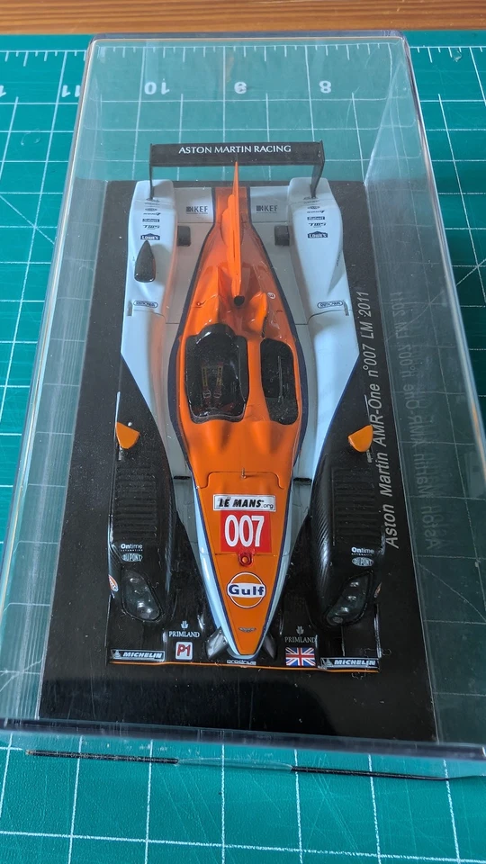 1/43 Spark Aston Martin AMR One Car #007 2011 24 H de Le Mans Foto 3 de 4