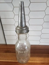 THE MASTER MFG. CO. LITCHFIELD, IL 1926 GLASS QUART OIL BOTTLE W/ METAL SPOUT