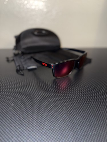 Oakley Holbrook Sonnenbrille mattschwarzes Gestell mit rotem Logo