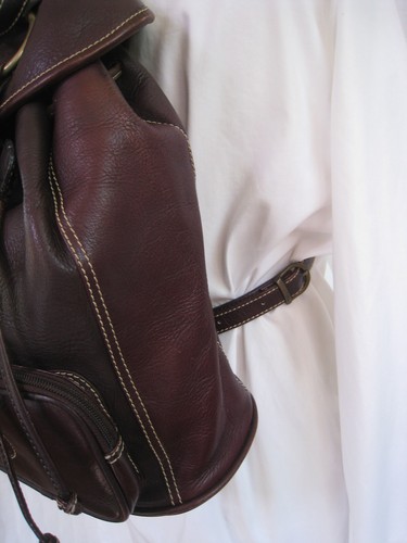MOCHILA MEDIANA DE CUERO FLEXIBLE HECHA A MANO OXBLOOD ÚNICA DE MODA - Imagen 5 de 11