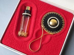 Vintage-set-by-034-Astrid-034-of-1x-perfume-and-mirror-beaded-and-metal-filigree-boxed