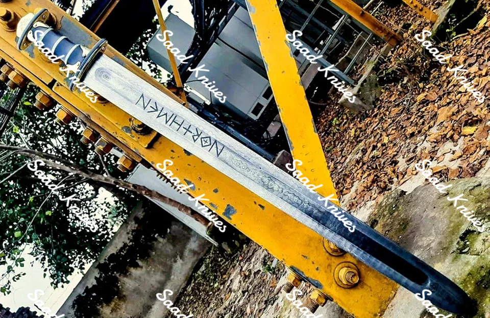 Espada vikinga grabada en acero Damasco hecha a mano con vaina de madera Foto 3 de 4