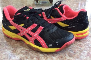 black and yellow tennis shoes