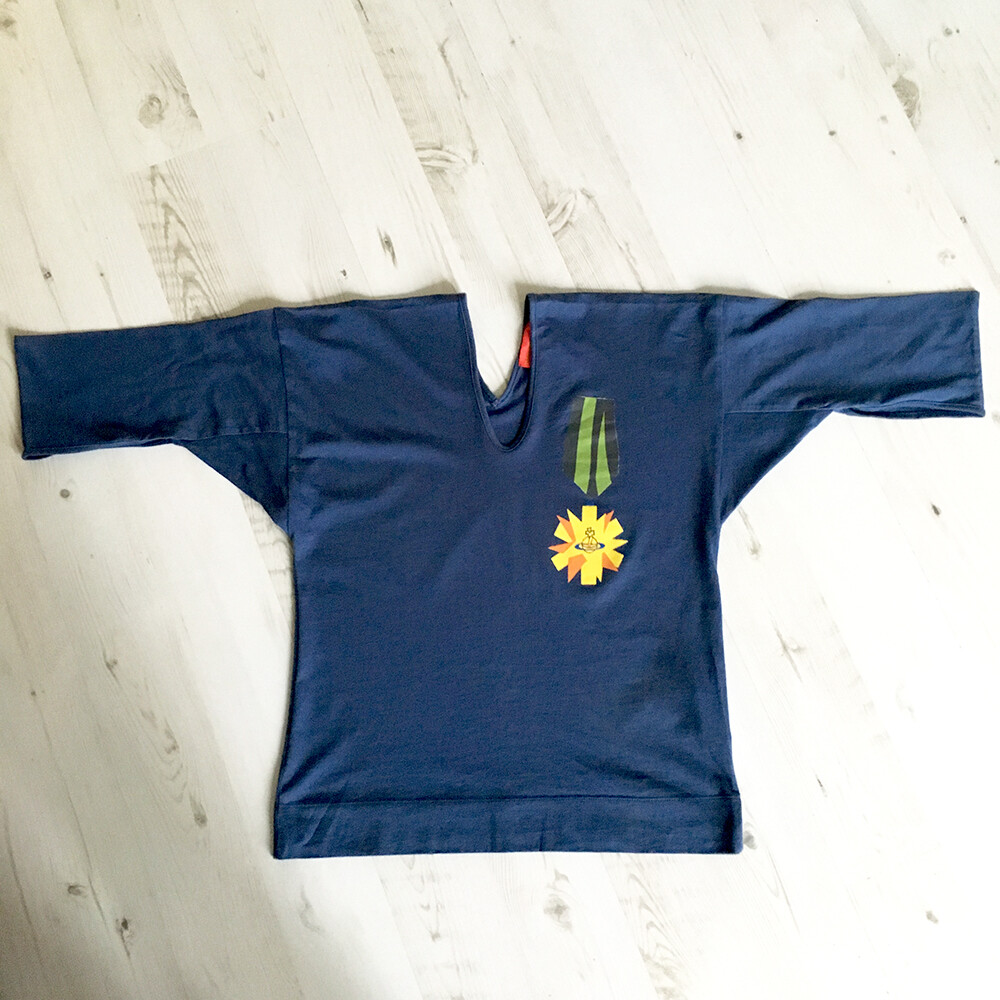 VINTAGE Vivienne Westwood Unisex Medium AVIAZIONE Blu T-shirt con stampa MEDAGLIA VINTAGE Vivienne Westwood Unisex Medium AVIAZIONE Blu T-shirt con stampa MEDAGLIA