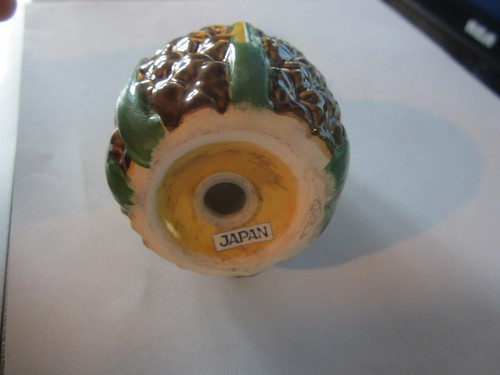 AGITADOR DE PIÑA O PIMIENTA VINTAGE AMARILLO Y MARRÓN CON TAPA VERDE 7 LÍNEAS - Imagen 4 de 5