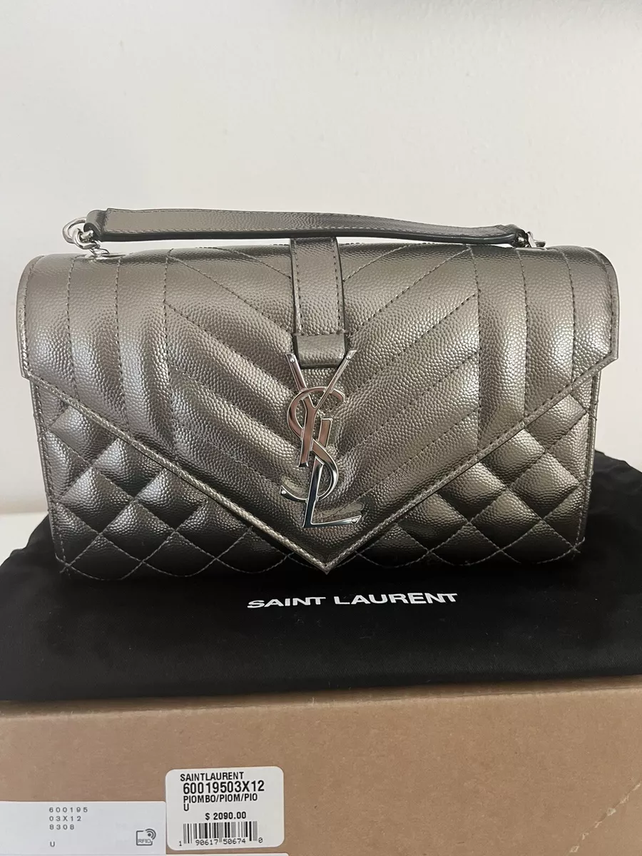 Envelope medium bag in store grain de poudre embossed leather