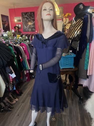 FLAPPER 1920’S NAVY BLUE SILK CHIFFON DRESS W DRAPED AND BROOCH BELTING - Picture 4 of 8
