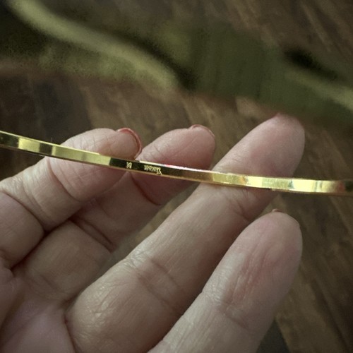 VINTAGE CROWN TRIFARI TEXTURED GOLD TONE Thin slip-on BANGLE BRACELET  Medium - Picture 4 of 5