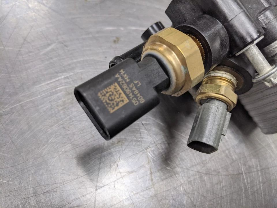 Carcaça do filtro de óleo do motor para 14-17 Chrysler 300 3.6 68105583AE - Imagem 3 de 4