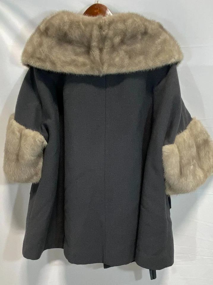 Abrigo Townley para mujer gris con cuello y puño de piel talla 50 Foto 2 de 4