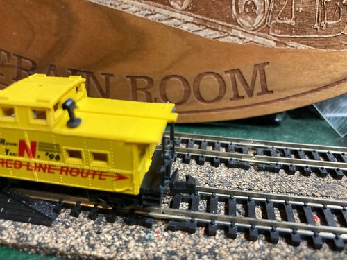 UNKNOWN MAKE  N SCALE THE RED LINE ROUTE CABOOSE - Picture 2 of 2