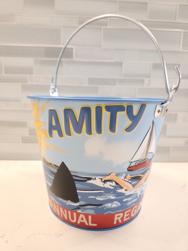 NEW Jaws 50th Anniversary Amity Billboard Tin Popcorn Bucket Cinemark Exclusive - Imagen 3 de 16
