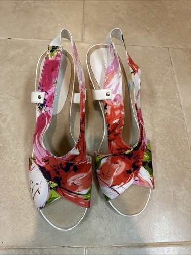 New Printed Heeld Sandals Size 11