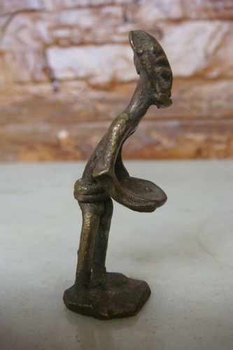 Antigua figura africana de bronce hecha a mano que representa diferentes actividades humanas Nº2 - Imagen 10 de 12