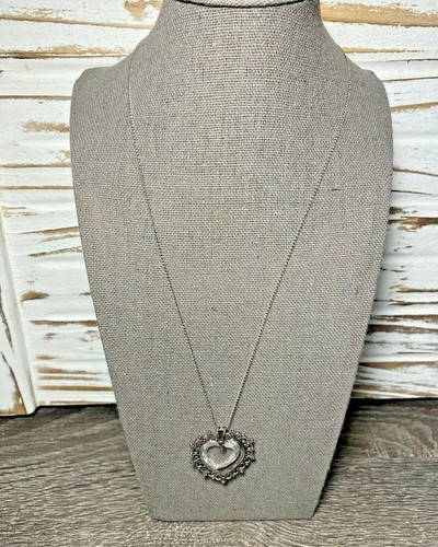 Collar colgante vintage de corazón de cristal de cristal cortado con pergamino de filigrana tono plata - Imagen 2 de 5