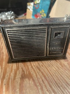  LLOYD'S 10 TRANSISTOR POCKET RADIO vintage!