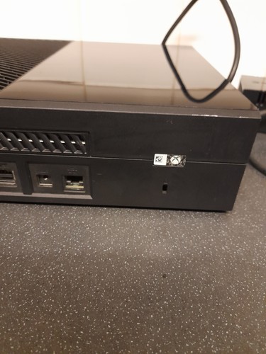 Xbox One 1540 Console - 500GB + Power Lead - Picture 15 of 19