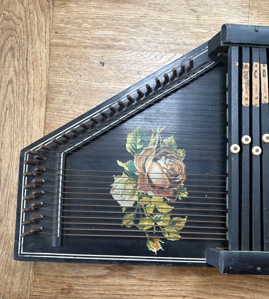 Vintage German Autoharp Rossetti - 32 stringed instrument  12 chord bars - Image 4 of 4