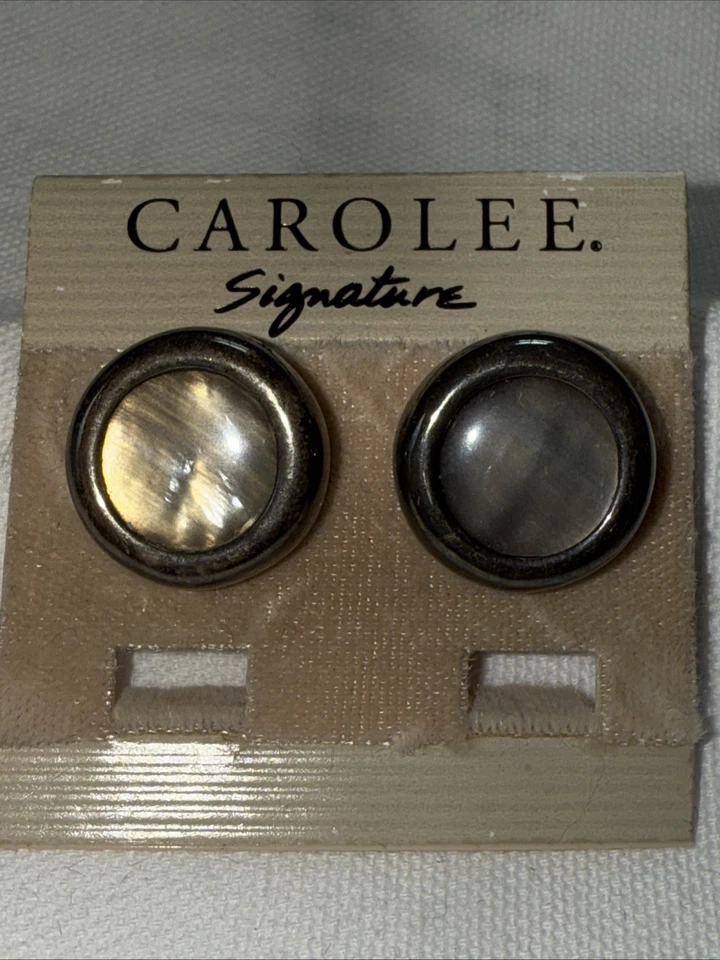 Aretes Carolee Signature con cabujones tipo concha y borde de metal plateado Foto 2 de 4