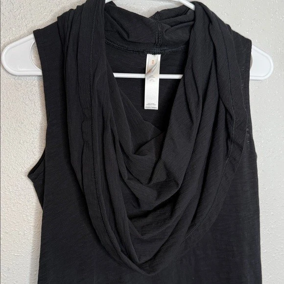 Camiseta sin mangas para mujer Lucy negra con cuello drapeado talla mediana Foto 4 de 4