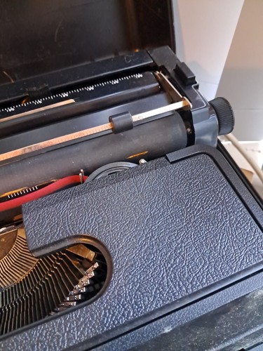 Silver Reed 2500 SL Electric Typewriter & Box, Cover. Working - Picture 7 of 14