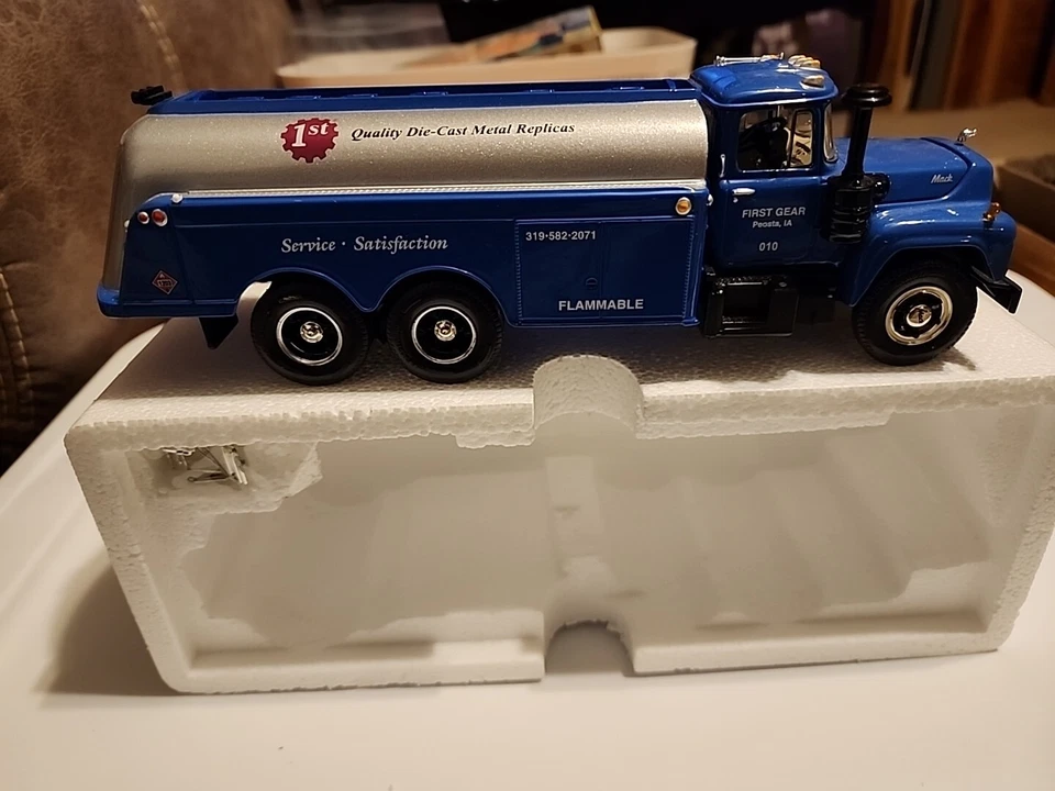 First Gear Mack 1998 modelo R petrolero de combustible "First Gear Peosta IA" modelo # 19-0015 Foto 4 de 4