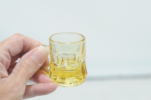 Vintage Sammlerstück Bernstein Schnapsglas Bierglas geformt Wurzelbierglas geformt - Bild 7 von 7