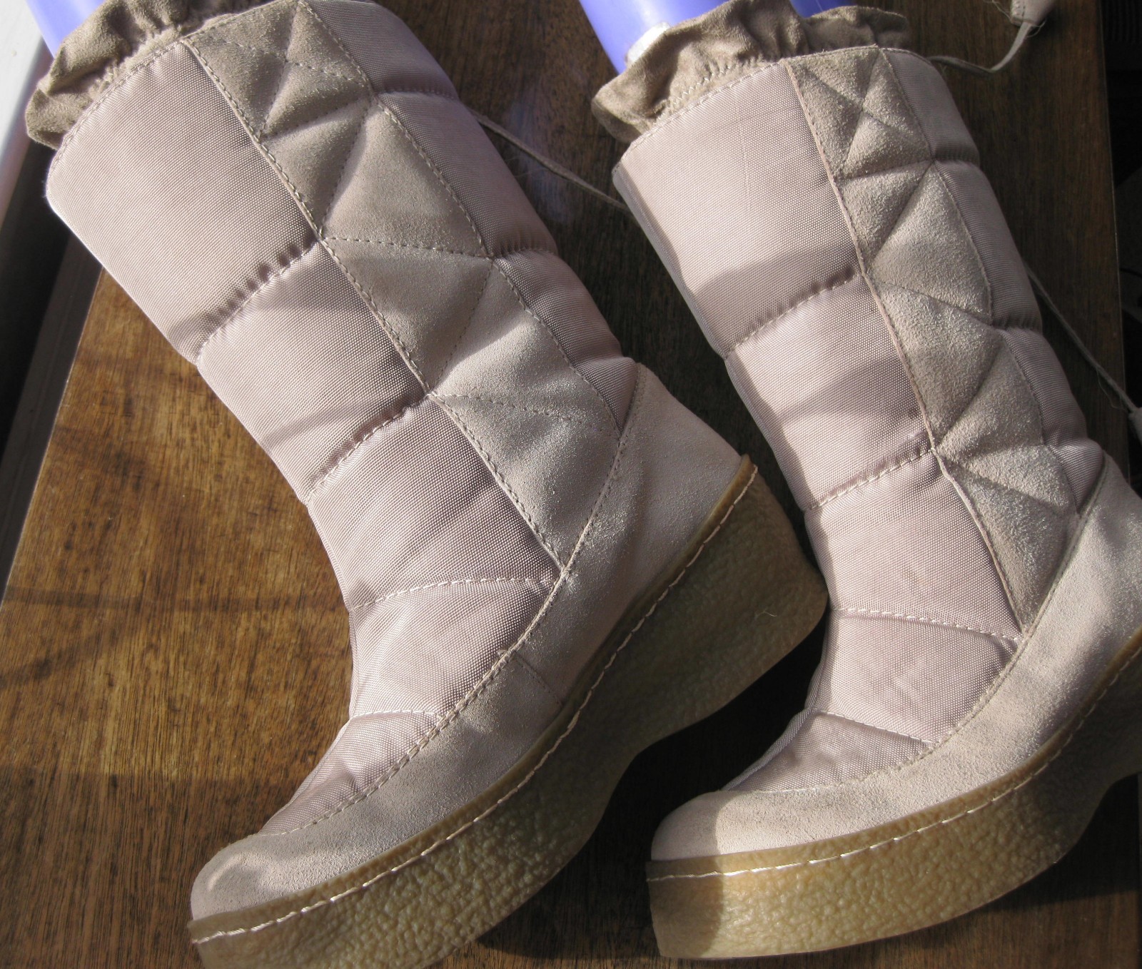 Women's Beige boots sz;7, Winter work ,Ski Hols; or just warm feet in winter Women's Beige boots sz;7, Winter work ,Ski Hols; or just warm feet in winter