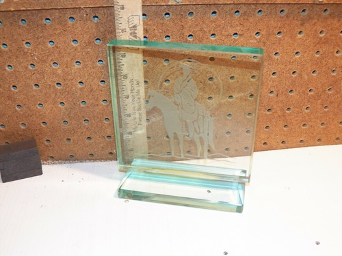 Jade Kristallglas gravierte Plakette mit Ständer Indianer auf Pferd - Bild 4 von 4