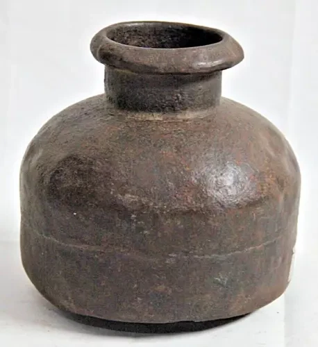 Zeitloser Charme: Vintage handgefertigter rustikaler indischer Wassertopf aus... - Picture 1 of 24