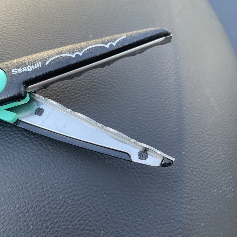 Fiskars Pattern Cutting Scissors Seagull Edge for Crafts, Scrapbooks, Pre-owned  - Image 4 of 4