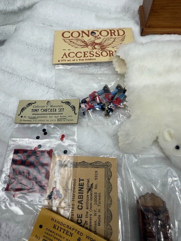 Gran Lote Surtido Vintage Casa de Muñecas Muebles Alfombras Platos de Cama Accesorios Foto 4 de 4