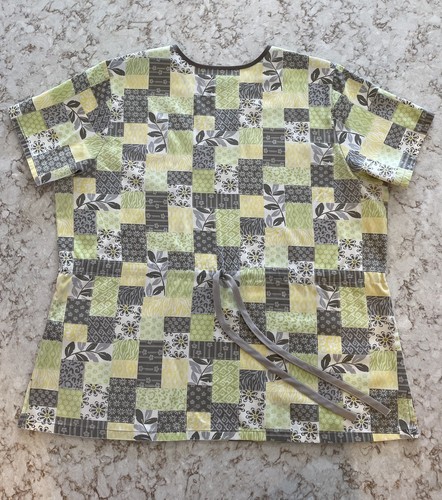 H.Q. Scrub Top Size L Flowers Yellow Gray Green Medical Nurse Veterinary (ScbH) - Picture 7 of 11