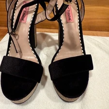 Betsey Johnson Mattie platform heels. Velvet/Gold  sz 7