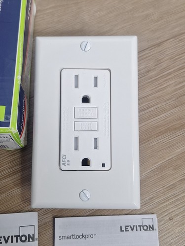 Leviton AGTR1-W 15A 125V 20A-125 2-Pole White Dual Function AFCI/GFC Receptacle - Picture 2 of 4