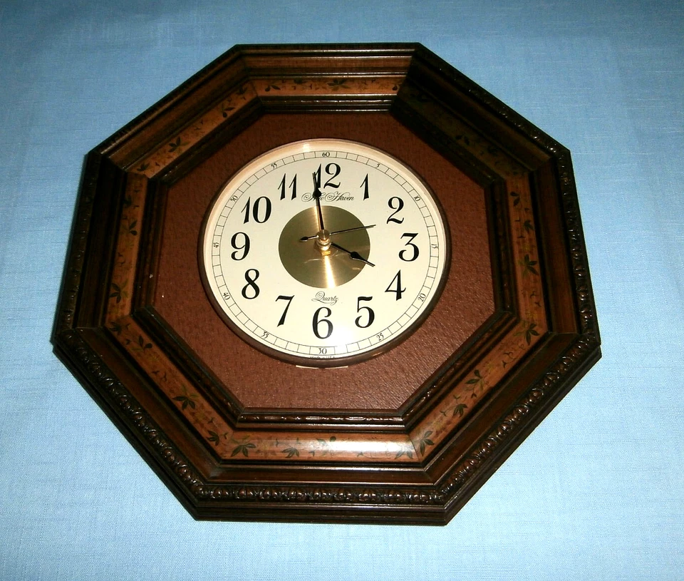 VINTAGE NEW HAVEN 13" X 13" OCTAGONE RETRO STYLE QUARTZ WOOD & BRONSE WALL CLOCK - Image 4 of 4