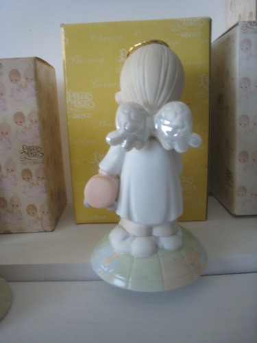 Precious Moments With A Little Help From Above 2004 111897 firmado nuevo en caja - Imagen 2 de 3