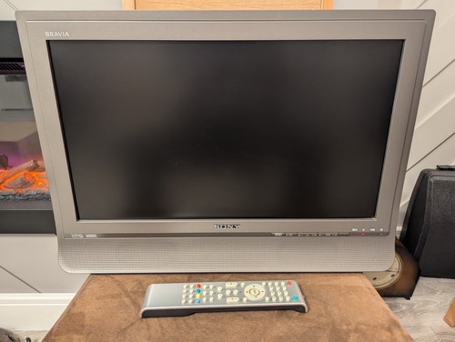 Sony Bravia KDL-20B4050 20" TV / Remote Freestanding Excellent Condition  - Picture 1 of 11