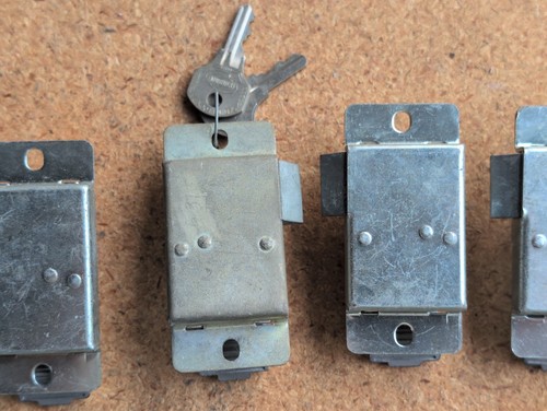 Lotto 5x Serrature per pannelli Corbin FPE GE Trumbull RH Locker Locks  - Foto 7 di 8