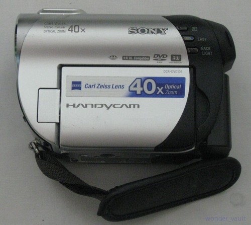 Videocámara Sony Handycam DCR-DVD108 Mini DVD repuestos o reparación con estuche - Imagen 4 de 8