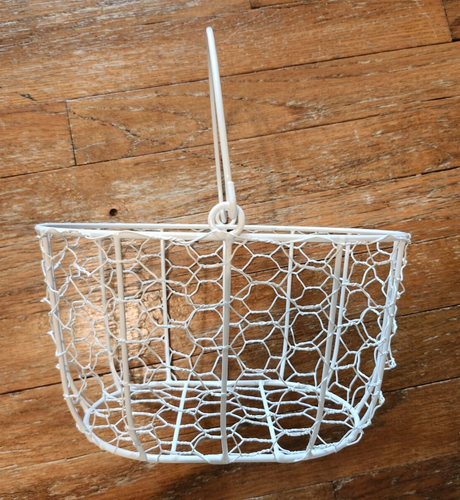 White Oval Chicken Wire Metal Egg Basket Swinging Handle w/ 12 Speckled Eggs - Bild 4 von 6
