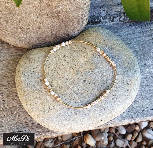 Tobillo elástico hecho a mano con 1/20 oro amarillo 14K relleno y Howlite blanco. - Imagen 3 de 3