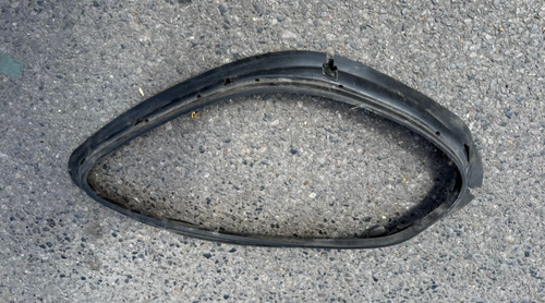 Porsche Macan Turbo Headlight Rubber Seal Gasket – Right/Left Side (2014–2018) - Picture 2 of 2