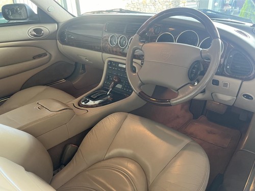 Gold Jaguar XK8 4.2L Auto - Picture 5 of 8