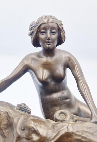 FIGURA RECLINABILE VINTAGE BRONZO RESINA RIEMPITA STILE ART DECO SU ROCCE - Foto 3 di 7