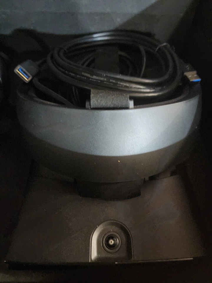 Oculus Rift S VR Headset with 2 Handheld Controllers/Cables & VR stand - Image 3 of 4