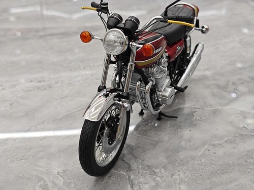 Minichamps 1:12 1972 Kawasaki 900 Z1 SUPER 4 Alloy Motorcycle Model - Picture 25 of 37