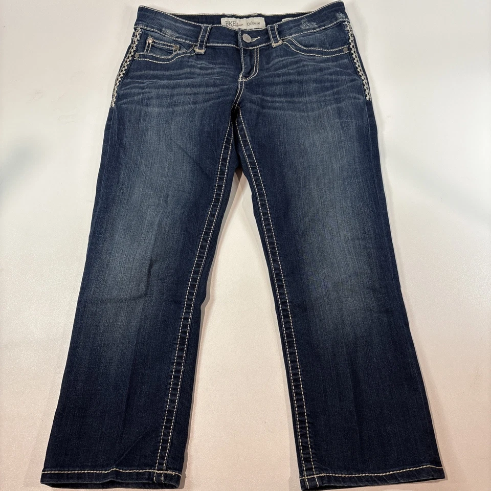 Jeans jeans feminino BKE 30 Culture Capri lavagem escura fivela bigodes ponto pesado - Imagem 2 de 4