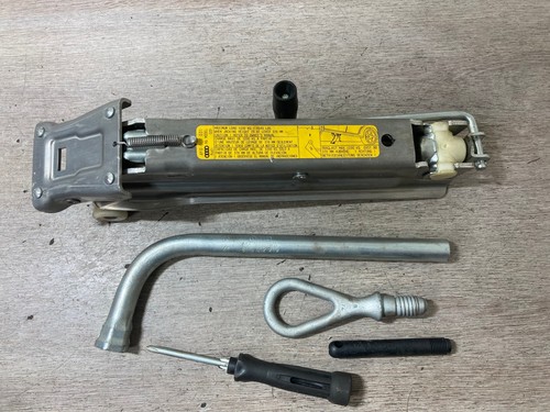 AUDI A6 RADHEBER WERKZEUGSATZ 4F0011031 BJ 2005 - Bild 2 von 3