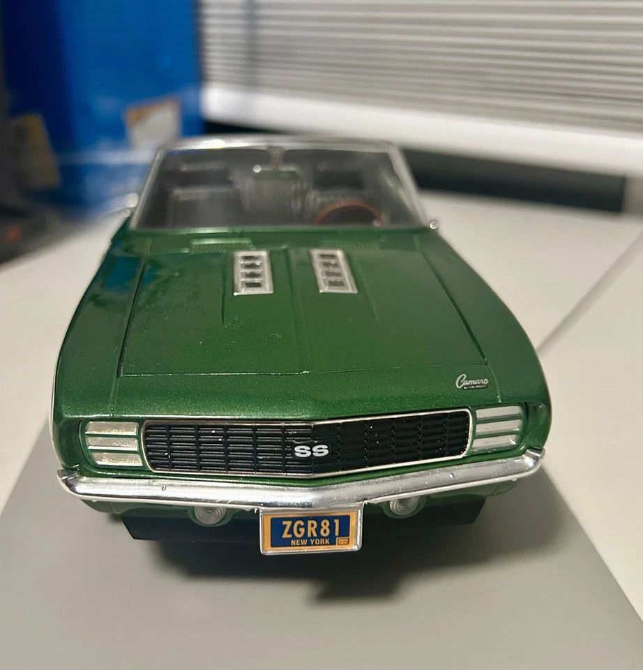 ERTL American Muscle 1:18 1969 Chevy CAMARO SS/RS 396 Green Convertible - Image 2 of 4
